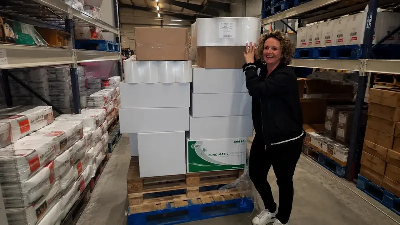 Pascale eigenares H&D Trading in het magazijn in Waalwijk